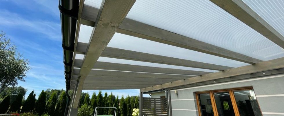 czy pod poliwęglanem jest gorąco