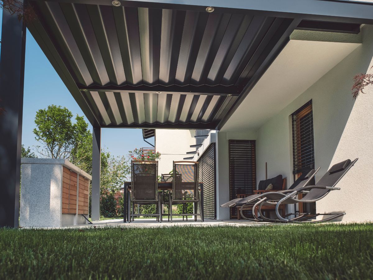pergola aluminiowa a drewniana