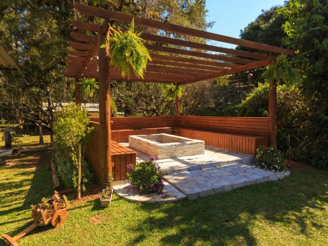 pergola drewniana a aluminiowa