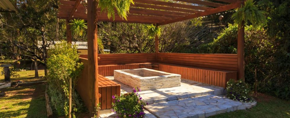 pergola drewniana a aluminiowa